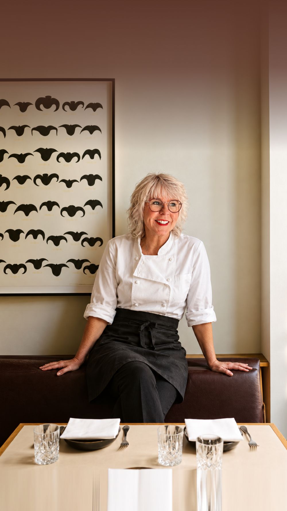 Maren Hoffmann lächelnd an einer Lederbank in einem Restaurant